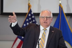 Kamala Harris escoge al gobernador de Minesota, Tim Walz, como su aspirante a vicepresidente, según medios