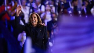 Kamala Harris promete unidad y proteger derechos al aceptar la candidatura demócrata