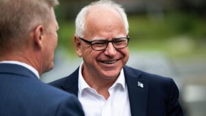 Kamala Harris y Tim Walz juntos por la carrera presidencial