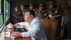 Kim Jong-un se muestra supervisando test de lanzacohetes – DW – 28/08/2024