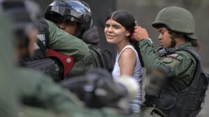 La “cacería” en aeropuertos y la delación son parte de las graves violaciones a DDHH en Venezuela, según expertos