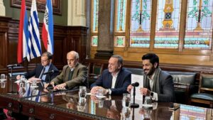 La coalición busca abrir una grieta en el Frente Amplio por las diferencias en política económica