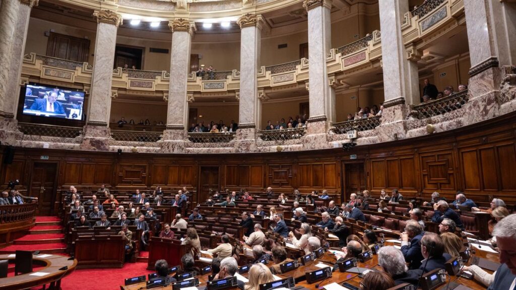 La ley de medios se vota en el Parlamento en medio de cuestionamientos políticos y sindicales
