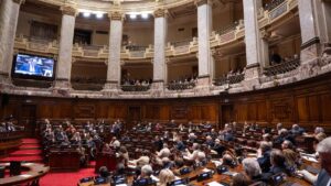 La ley de medios se vota en el Parlamento en medio de cuestionamientos políticos y sindicales