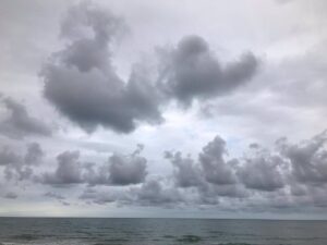 La mitad oriental de la Península registró ayer tormentas, algunas con granizo, y no se superaron los 40ºC