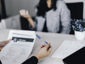 La pregunta que 'hace tropezar' a todos en una entrevista de trabajo, según un experto | Empleo | Economía
