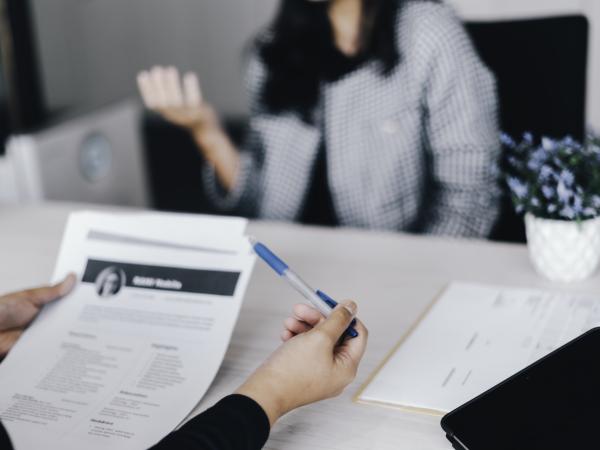 La pregunta que 'hace tropezar' a todos en una entrevista de trabajo, según un experto | Empleo | Economía