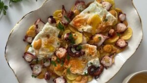 La receta fácil de unos huevos rotos con pulpo, deliciosos y originales: a la 'marinera'