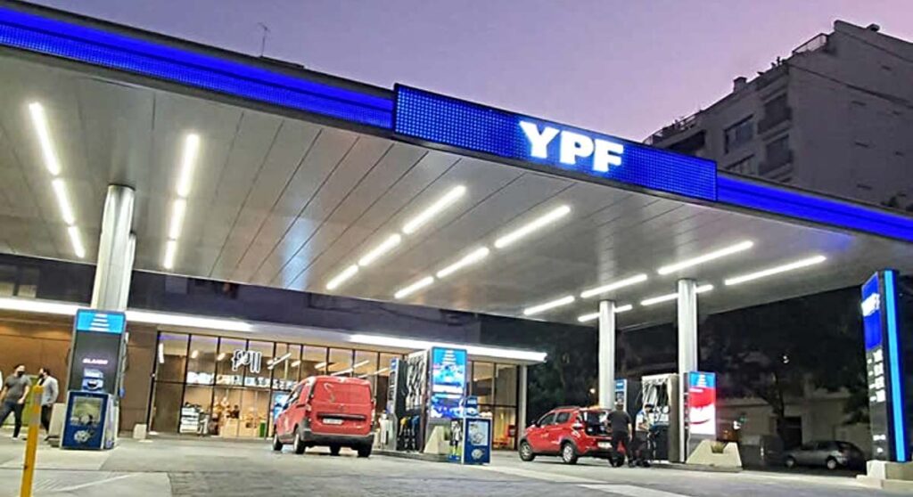 La venta de carburantes cae en Argentina un 9% en el semestre pero los precios siguen subiendo