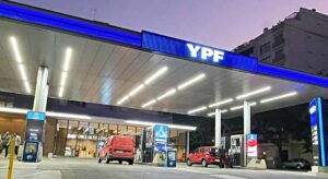La venta de carburantes cae en Argentina un 9% en el semestre pero los precios siguen subiendo