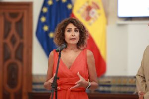 Las comunidades del PP tachan de "tomadura de pelo" y "esperpento" el intento de Montero de rebajar el acuerdo con ERC