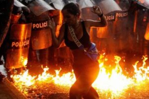 Las imágenes más impactantes de las protestas en Venezuela contra un posible fraude electoral (+Fotos +Videos)