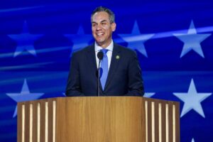 Líder latino del Congreso: Harris trabajará por regularización de migrantes indocumentados - AlbertoNews