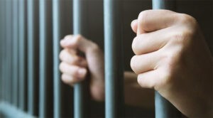 Lo sentencian a 27 años de prisión por violar a su hijastra