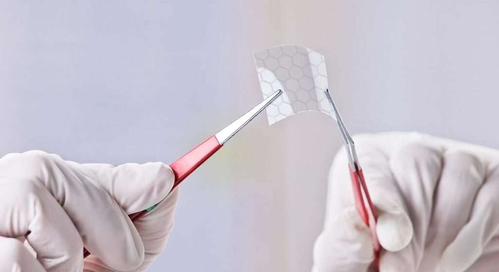 Logran convertir microplásticos de botellas de agua en uno de los superconductores más utilizados por la industria