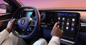 Los avances tecnológicos de la pantalla táctil de tu coche: No siempre fue así