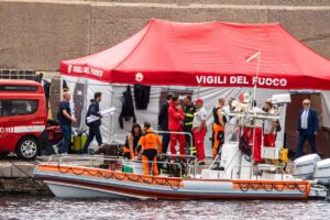 Los equipos de emergencias localizan dos cuerpos en el interior del yate naufragado en Sicilia