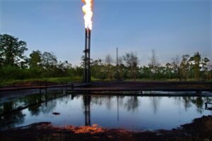 Los mecheros siguen ardiendo en la Amazonia ecuatoriana