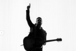 Luis Fonsi dedicó esta canción desde España a la gente de Venezuela que “sigue luchando” (+Video)