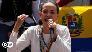 Machado dice que Maduro busca “aterrar” a empleados públicos – DW – 22/08/2024