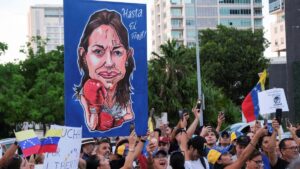 Machado dice que manifestaciones y presión externa podrían provocar salida de Maduro
