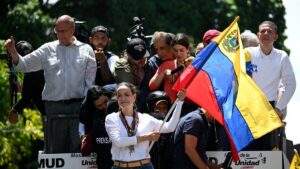 Machado insiste en la victoria electoral mientras las fuerzas armadas respaldan a Maduro