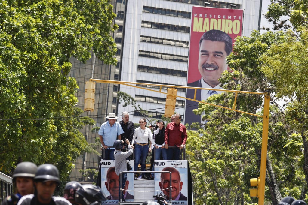 Machado reaparece en público entre el clamor de miles de personas concentradas en Caracas