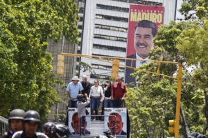 Machado reaparece en público entre el clamor de miles de personas concentradas en Caracas