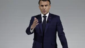 Macron retoma con la extrema derecha las consultas para nombrar un gobierno en Francia - AlbertoNews