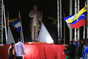 Maduro devela monumento a Hugo Chávez en La Guaira, atacada por el fascismo el 29J - Yvke Mundial