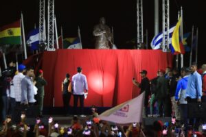 Maduro develó nueva estatua de Hugo Chávez en La Guaira y exigió “respeto” para su memoria (+Video)