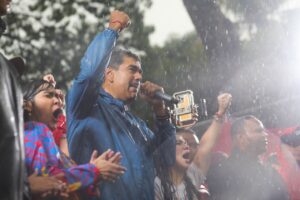 Maduro junto a la juventud venezolana, bajo la lluvia y con la Fuerza Patria - Yvke Mundial