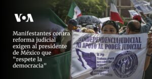 Manifestantes contra reforma judicial exigen al presidente de México que "respete la democracia"