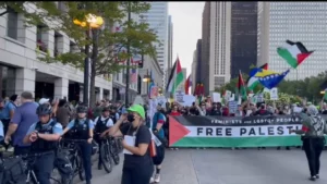 Marchan en apoyo a Palestina y en rechazo al sionismo en el marco del inicio de la Convención Demócrata en EE.UU.