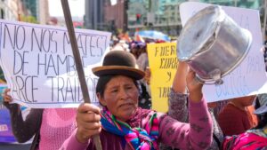 Masiva marcha de comerciantes y artesanos en La Paz en contra del presidente Arce