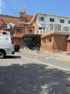Medio día esperan pacientes del Periférico de Pariata para un eco