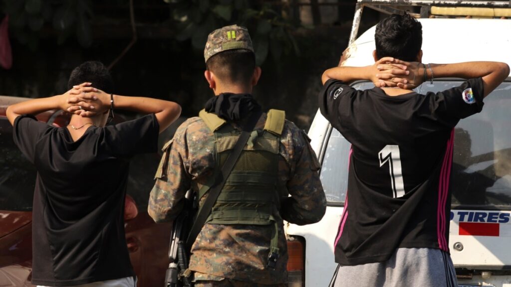 Menores de edad víctimas de detenciones arbitrarias, torturas y golpizas en El Salvador: HRW