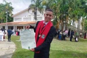 “Mi hijo no cometió ningún delito, el mal se lo hacen a él”, dice madre de abogado detenido Kennedy Tejeda
