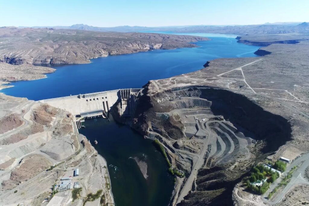 Milei decretó la venta de represas hidroeléctricas clave de Argentina |