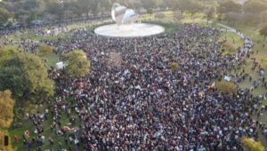 Miles de venezolanos en Argentina protestan contra Maduro y manifiestan su apoyo a Edmundo González - AlbertoNews