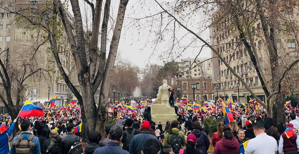 Miles de venezolanos en Chile piden a Maduro que se vaya: "No nos vamos a derrumbar porque sabemos que la victoria fue nuestra" - AlbertoNews