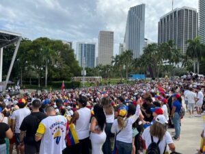 Miles de venezolanos salen a protestar en EE.UU. para reclamar la victoria de la oposición - AlbertoNews