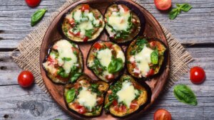 Mini pizzas de berenjena, una receta fácil, barata y sin pan