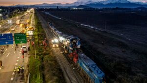 Ministro de Chile apunta a "falla humana importante" en choque de trenes que dejó dos muertos