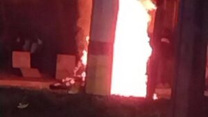 Motocicleta de la Policía fue incinerada durante un procedimiento