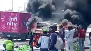 Motociclista murió incinerado tras colisionar contra la parte de atrás de un tractocamión en la vía Cali