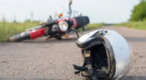 Muere bombero tras chocar su moto contra un camión