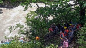 Mueren catorce personas y se teme que haya más desaparecidos tras caer un autobús a un río en Nepal