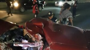 Mueren tres personas en colisión entre un camión y un vehículo