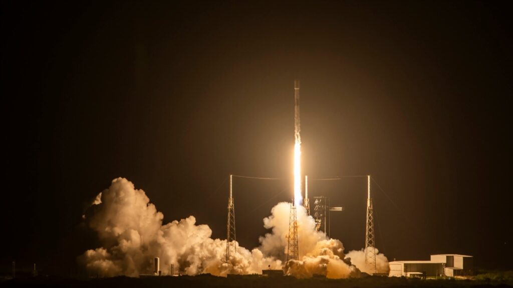 NASA descarta a 2 astronautas de misión para hacer espacio a los varados en EEI